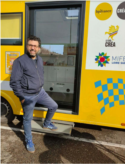 Photo du Bus de l'Entrepreneuriat et de Benjamin CABUT